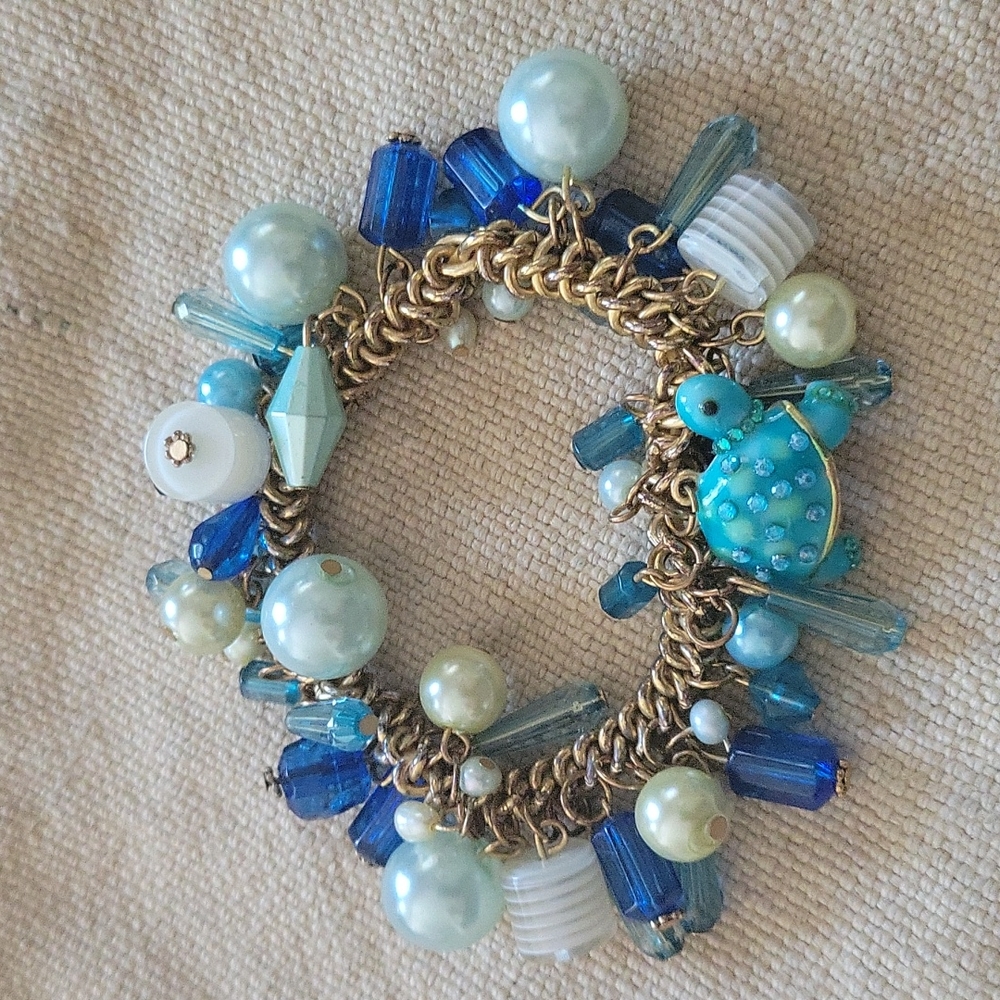 Sea blue beads, pearls and turtle cha cha braclet